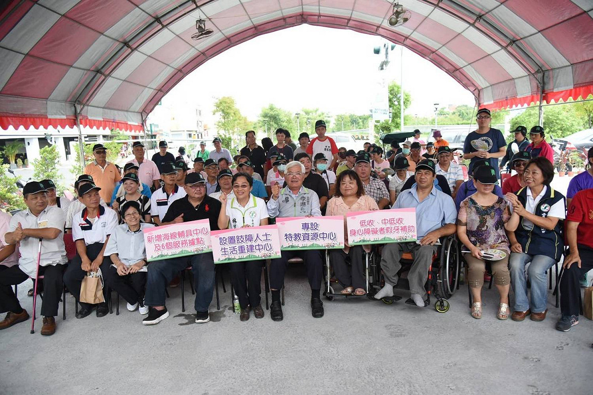 雲林縣長李進勇與身心障礙朋友及與會來賓合影。 圖：李進勇後援會提供