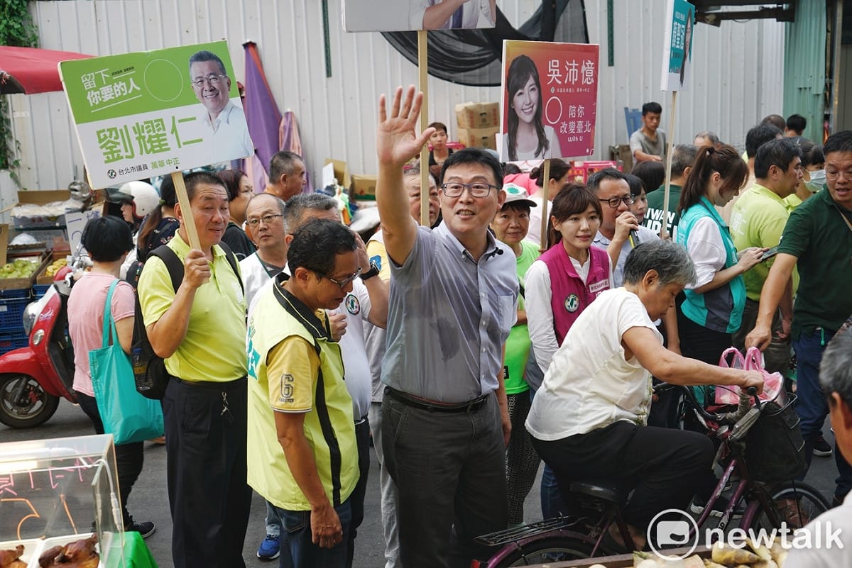 姚文智傍晚到萬華雙和黃昏市場拜票，尋求選民支持。 圖：張良一/攝