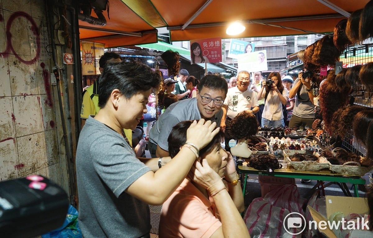 姚文智傍晚到萬華雙和黃昏市場拜票。 圖：張良一/攝