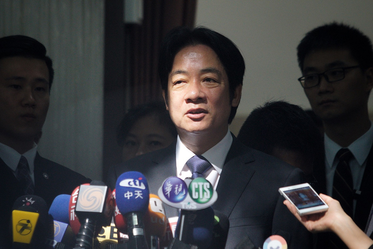 普悠瑪列車今（21）日下午在宜蘭發生重大車禍，行政院長賴清德晚間在電話中跟總統報告目前救災情況，總統特別要求國防部全力投入救災。賴揆接著前往中央災害應變中心視察，隨即又趕赴宜蘭探視傷患。 圖：張良一/攝（資料照片）