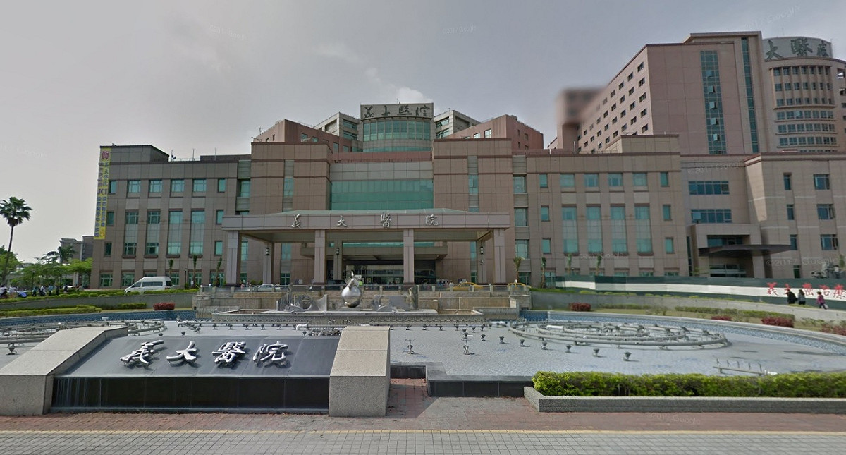 高雄市勞工局今(25)公布違反勞基法企業名單，總計82家業者違規，其中以義大醫院罰款達18萬為最高。 圖：翻攝自Google地圖