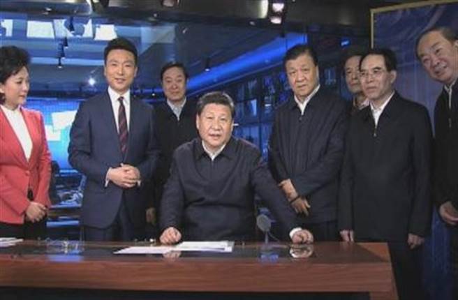 習近平今（２６）向成立６０周年的央視發表賀信，希望央視持續在黨的領導下，向世界呈現最真實的中國。圖為過去習近平造訪央視畫面。 圖：翻攝自網路