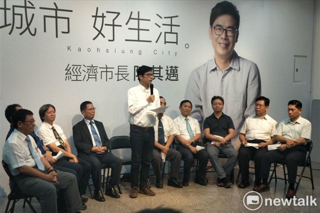 民進黨高雄市長參選人陳其邁及高雄市重量級醫界代表，重批廉價醫療觀光政策根本是「賤賣」台灣醫療技術，國民黨候選人韓國瑜提出「國際掛牌價格」，就像「王祿仙」叫賣狗皮膏藥，隨便喊喊。 圖：金名/攝