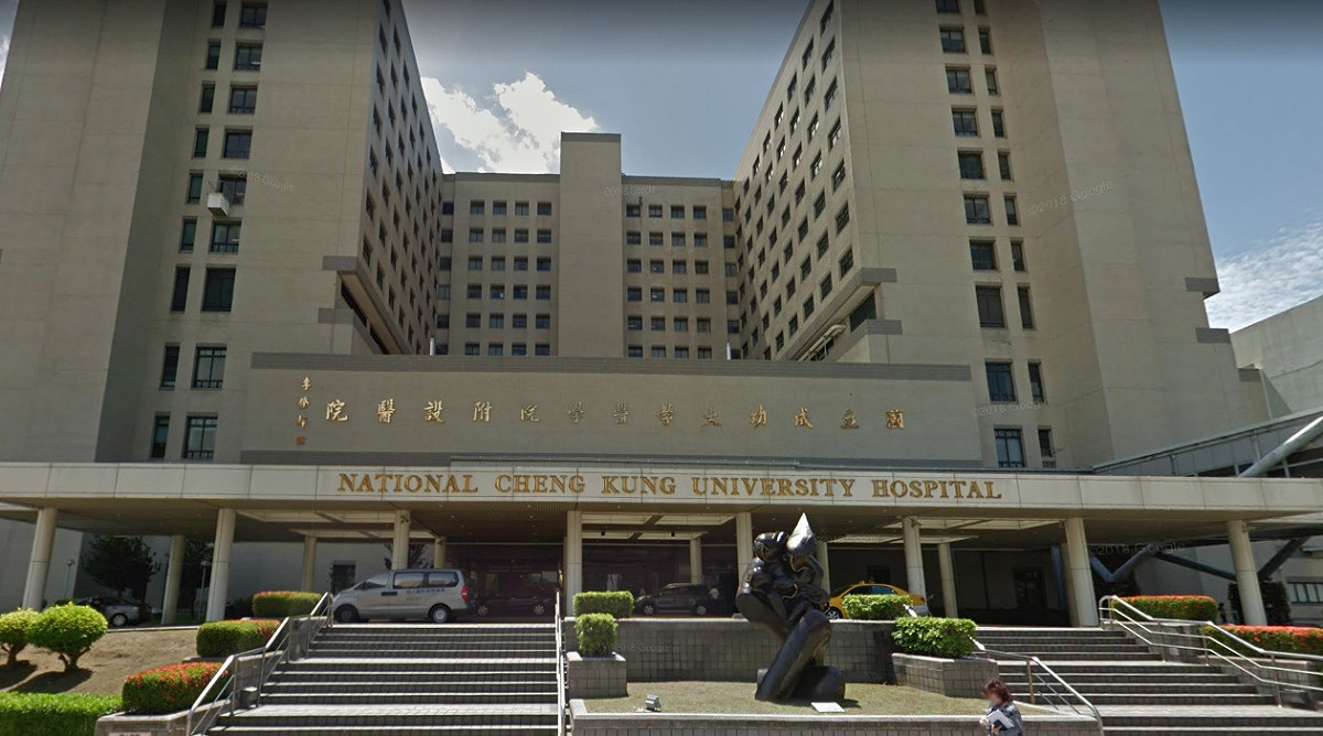 成大醫院今(28)早傳出砍人事件，嫌犯林姓男子為成大醫院技師，與遭砍傷的陳姓護理師有官司糾紛，目前陳姓護理師在開刀急救，全案由警方調查釐清中。 圖：翻攝自Google地圖