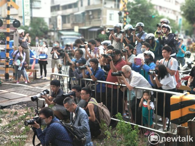 高齡95歲的老攝影師倪立也要到現場拍照送別，見證高雄臨港線走入歷史(2)。 圖：金名/攝