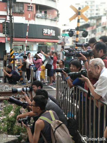 高雄臨港線末班車，許多鐵道迷不捨，今齊集在各平交道，拍攝最後一班列車身影。 圖：金名/攝