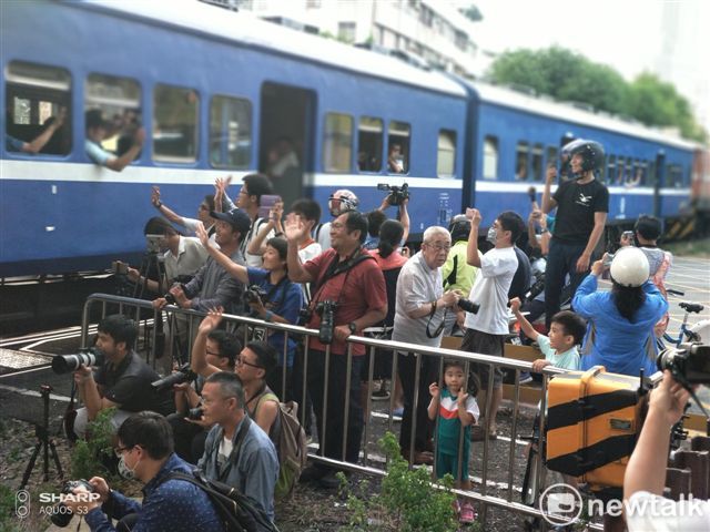 高齡95歲的老攝影師倪立也要到現場拍照送別，見證高雄臨港線走入歷史。 圖：金名/攝