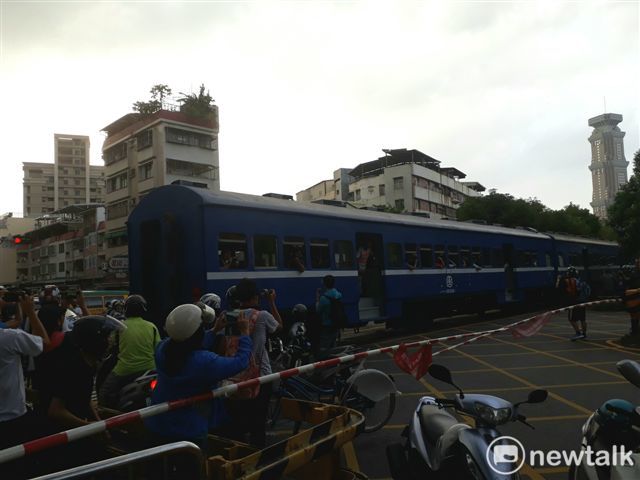配合高雄鐵路地下化工程，臨港線鐵路今天開出最後一班列車後，即走入歷史。  圖：金名/攝