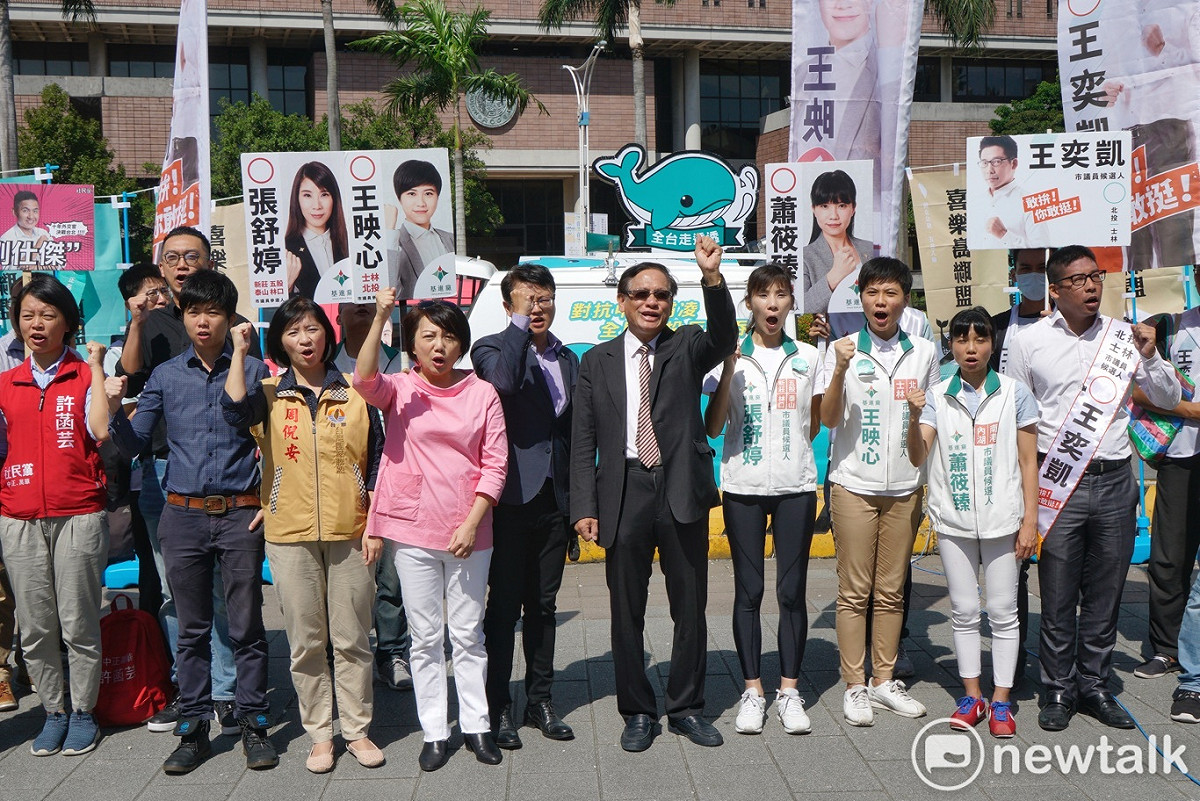 由民視董事長郭倍宏發起的喜樂島聯盟1日舉行胖鯨號環台首發記者會，號召民眾參與「1020全民公投反併吞」活動。 圖：新頭殼（資料照片）
