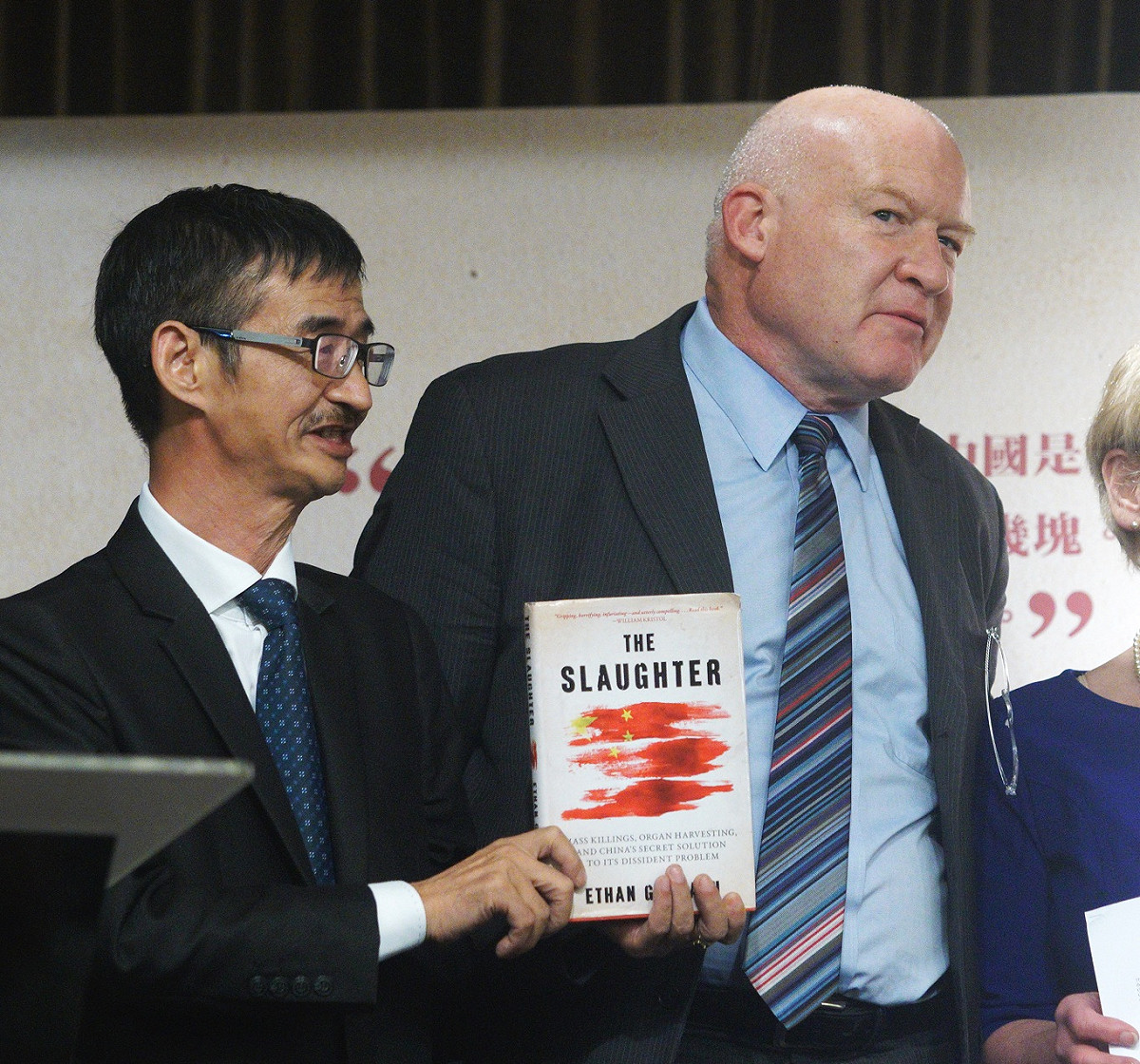 「屠殺」作者依森葛特曼（右）記者會。左為邀葛特曼來台的作家吳祥輝。 圖：張良一 / 攝（資料照片）