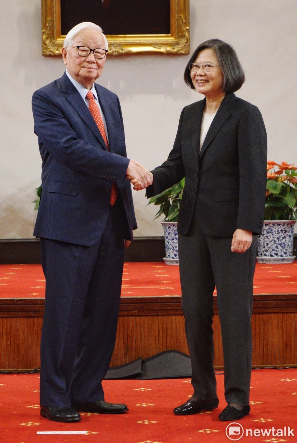 總統蔡英文今(3)日早上10時30分舉行記者會，宣布今年亞太經濟合作會議（APEC）經濟領袖會議將由台積電創辦人張忠謀擔任領袖代表。 圖：張良一/攝