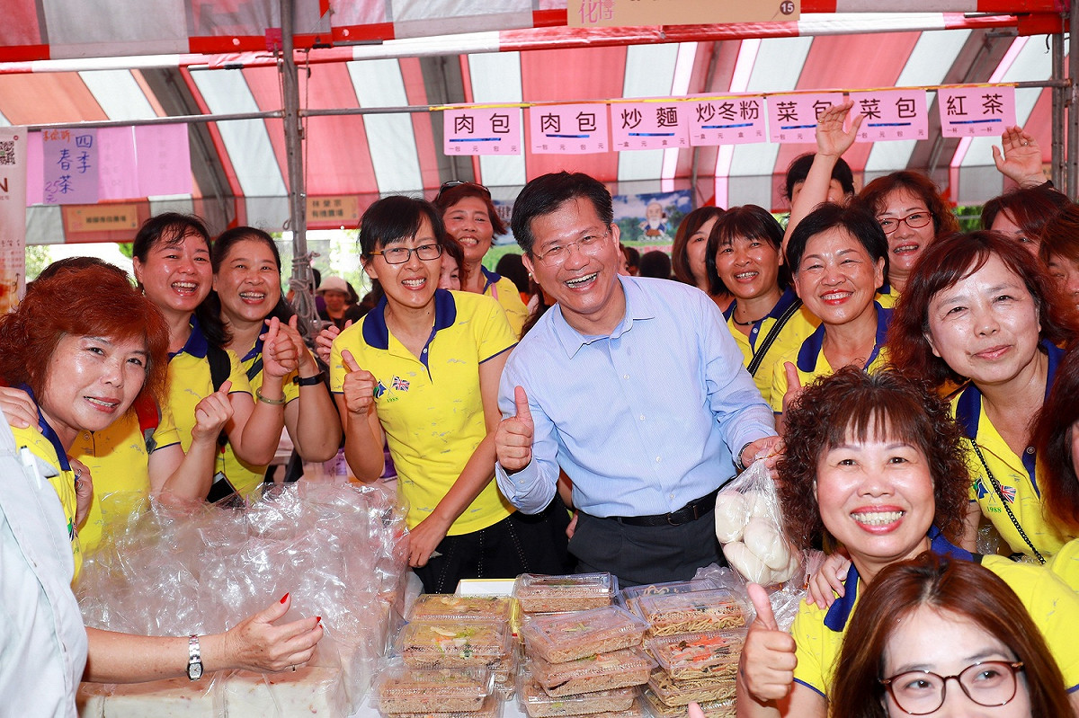 台中市長林佳龍參加107年大雅區小麥麵食文化節活動，與雅楓里家政班的媽媽們互動(107/09/01) 圖：台中市政府/提供