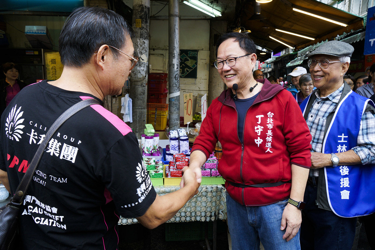 國民黨台北市長參選人丁守中到社子市場掃街拜票。 圖：張良一/攝