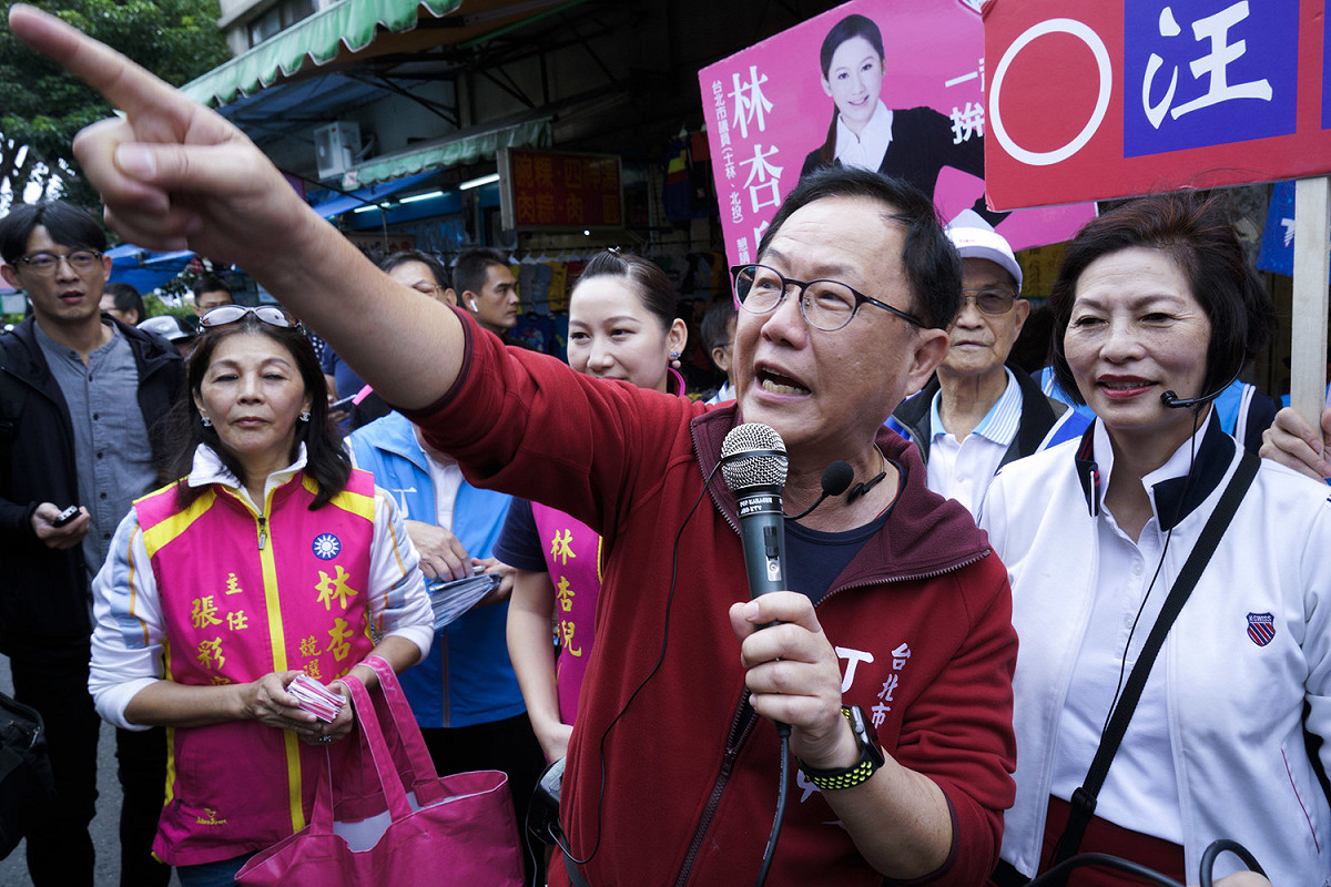 國民黨台北市長參選人丁守中到社子市場掃街拜票。 圖：張良一/攝