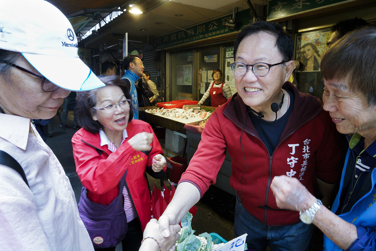 國民黨台北市長參選人丁守中到社子市場掃街拜票。 圖：張良一/攝