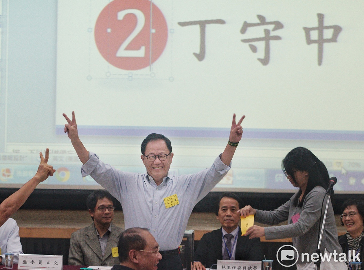 國民黨台北市長參選人丁守中抽中2號號次。 圖：張良一 / 攝