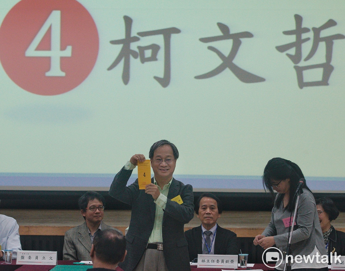 柯P競選總幹事小野為柯文哲抽中4號號次。 圖：張良一 / 攝