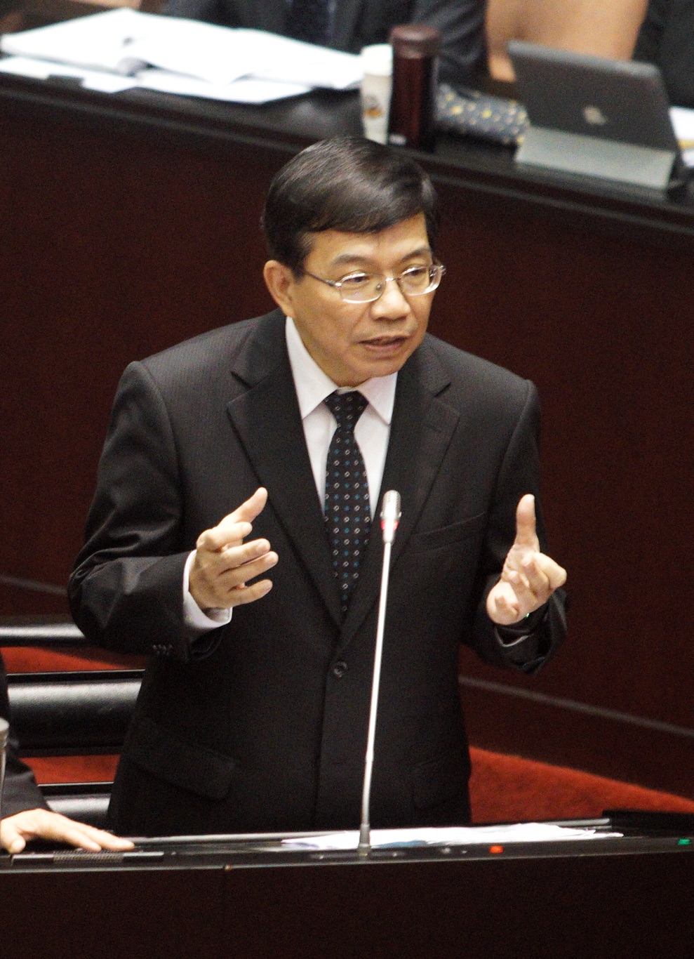交通部次長王國材在立院院會備詢。 圖：張良一/攝