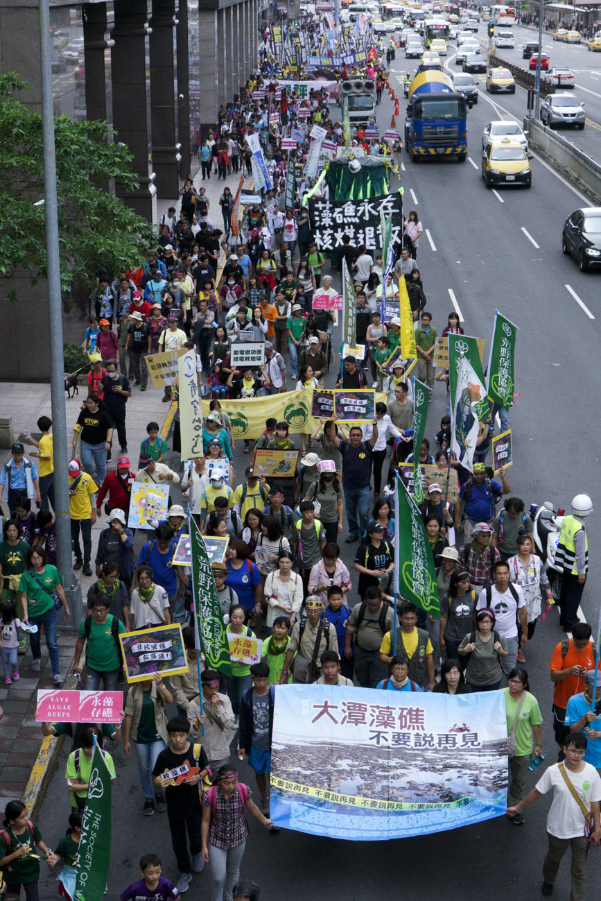 數千名民眾走上台北街頭，要求中油第三天然氣接收站移往林口，並保留大潭藻礁生態。 圖：張良一/攝