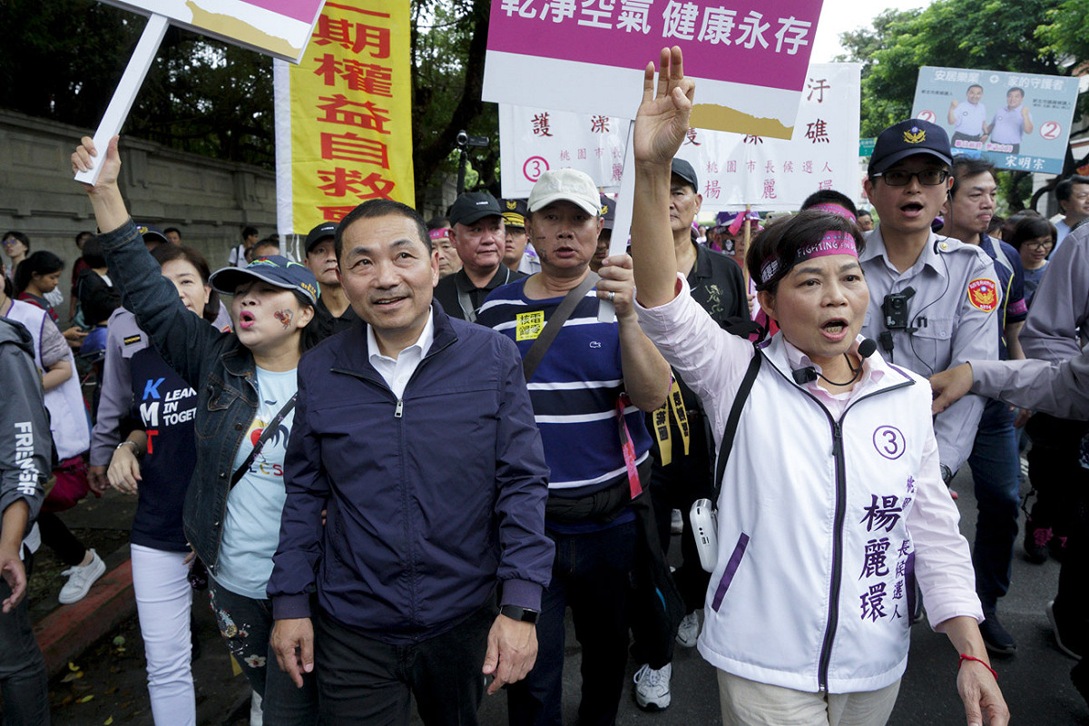 國民黨新北市長參選人侯友宜和脫黨的桃園市長參選人楊麗環參與遊行。 圖：張良一/攝