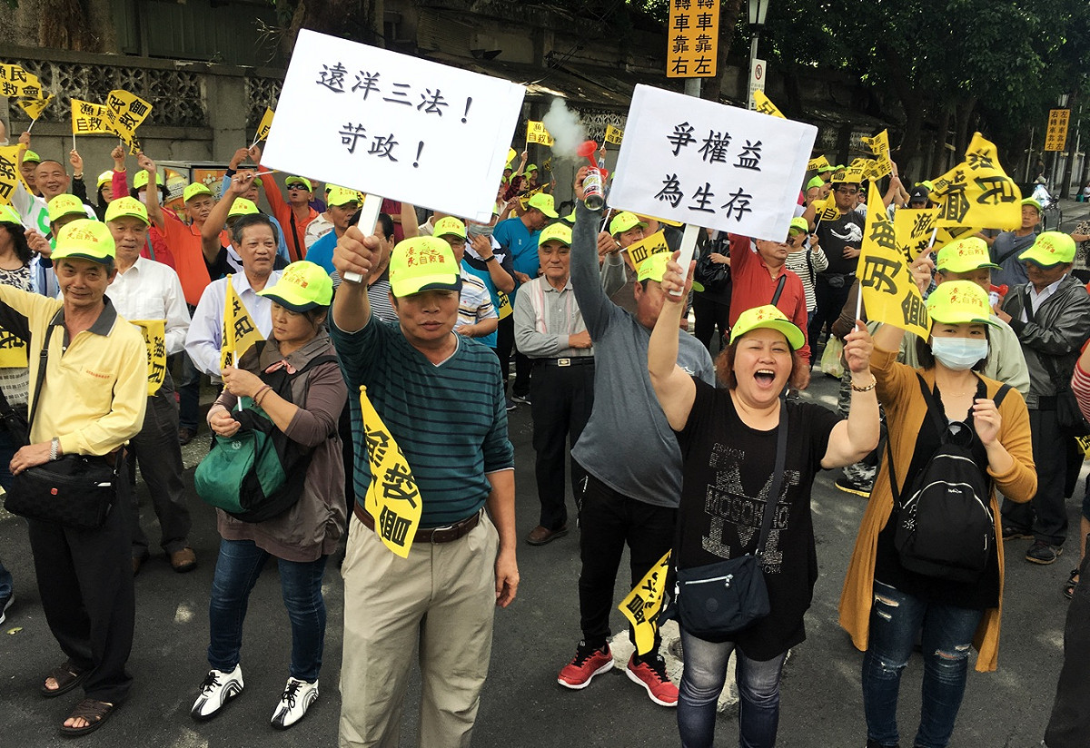 漁民在農委會前抗議遠洋三法。 圖：張良一/攝