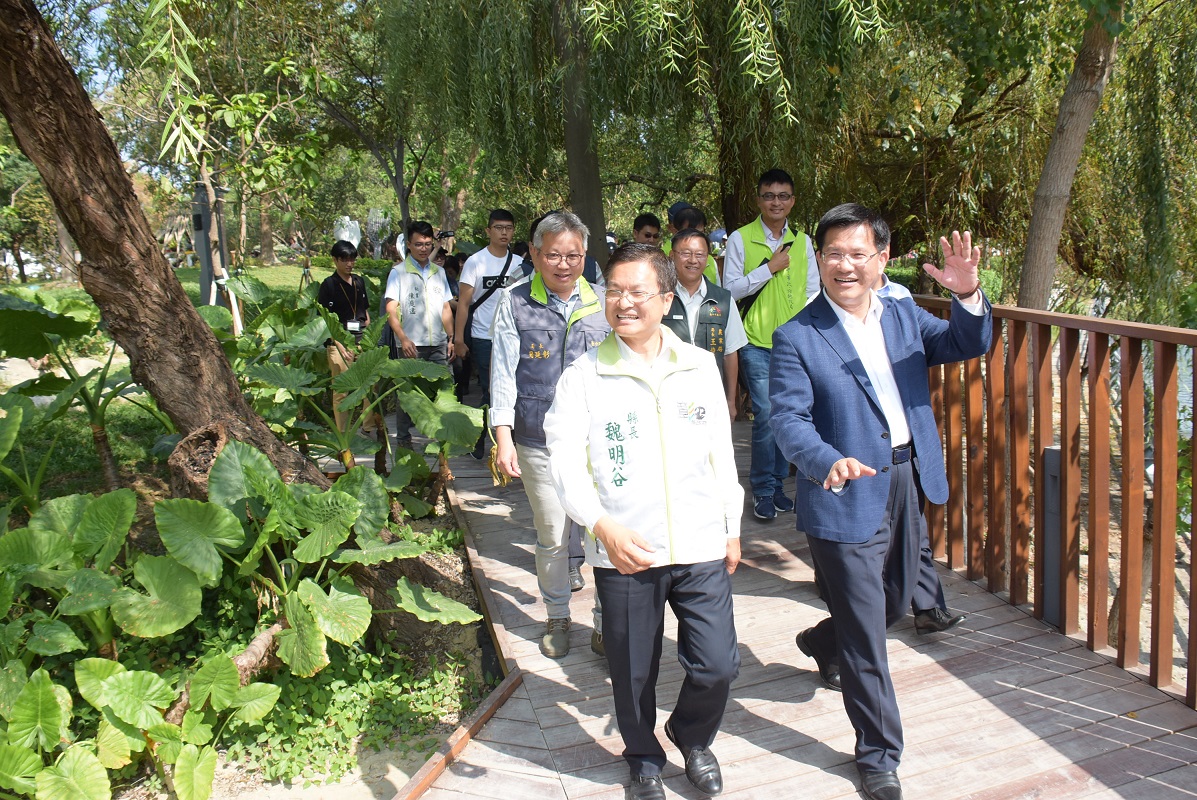 三立今（９）公布台中市長民調，林佳龍呈現領先，今日他陪同彰化縣長魏明谷欣賞花博葫蘆墩園區，在接受媒體訪問時感謝台中市民肯定。 圖：彰化縣政府提供