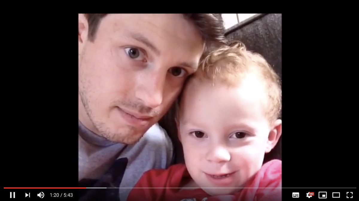 avin的舅舅（Nick Mastodon）是一位Vine網紅，因為舅舅經常惡搞Gavin，使得他會做出許多很好笑的表情而走紅，甚至超越了舅舅的人氣，也練就了Gavin的假笑。 圖：翻攝自YouTube