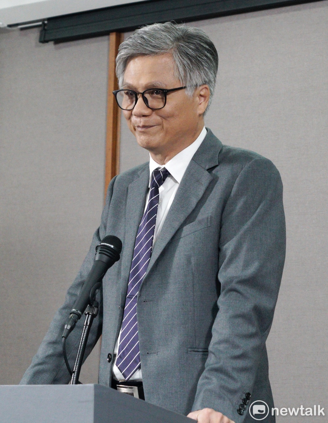 無黨籍台北市長侯選人吳蕚洋在電視辯論會大推蜂蜜檸檬。 圖：張良一 / 攝(資料照片)