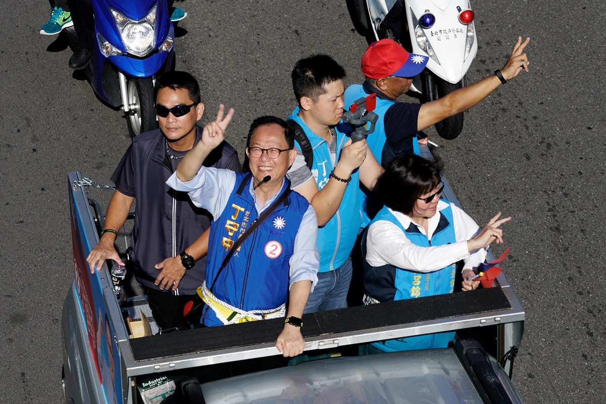 國民黨台北市長候選人丁守中上午在中正、萬華區以車隊掃街，向選民拜票。 圖：張良一/攝
