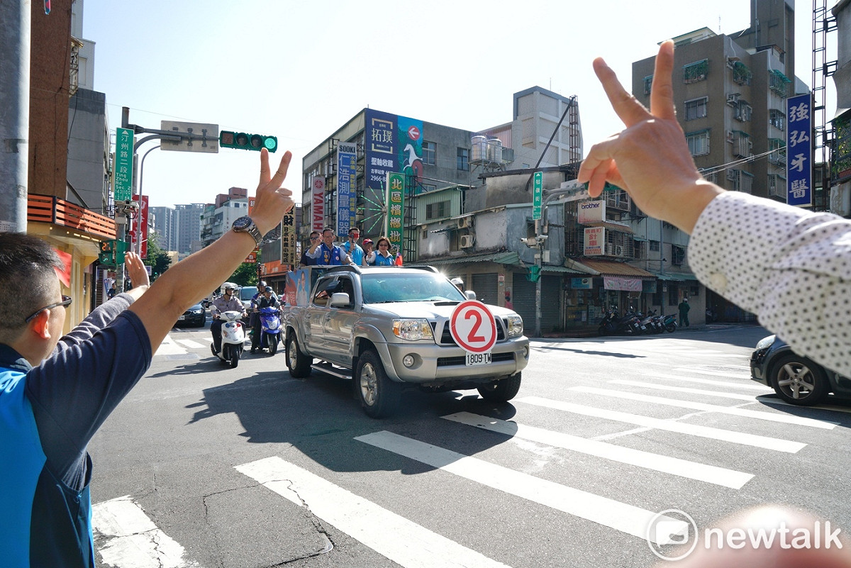 國民黨台北市長候選人丁守中上午在中正、萬華區掃街時，支持者在路旁向丁加油。 圖：張良一/攝