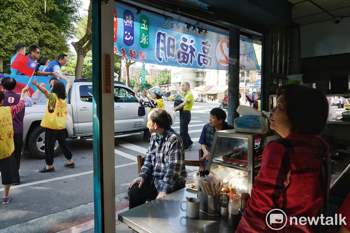 國民黨台北市長候選人丁守中上午在中正、萬華區掃街經過一家麵攤時，麵攤裡的民眾好奇的看著丁守中。 圖：張良一/攝