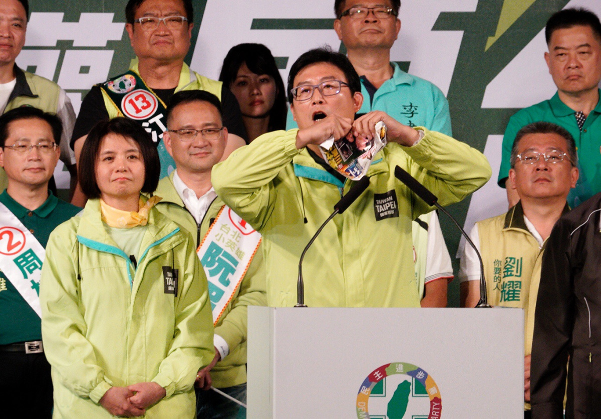 姚文智撕掉旺旺集團的週刊王。 圖：張良一攝(資料畫面)