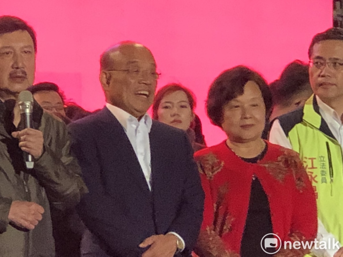 在確定已輸國民黨新北市長候選人侯友宜20萬票以上，民進黨新北市長候選人蘇貞昌於今（24）晚8時左右在一片緩慢且帶些悲傷的音樂中，攜著牽手詹秀齡上台發表感言。 圖：謝莉慧/攝