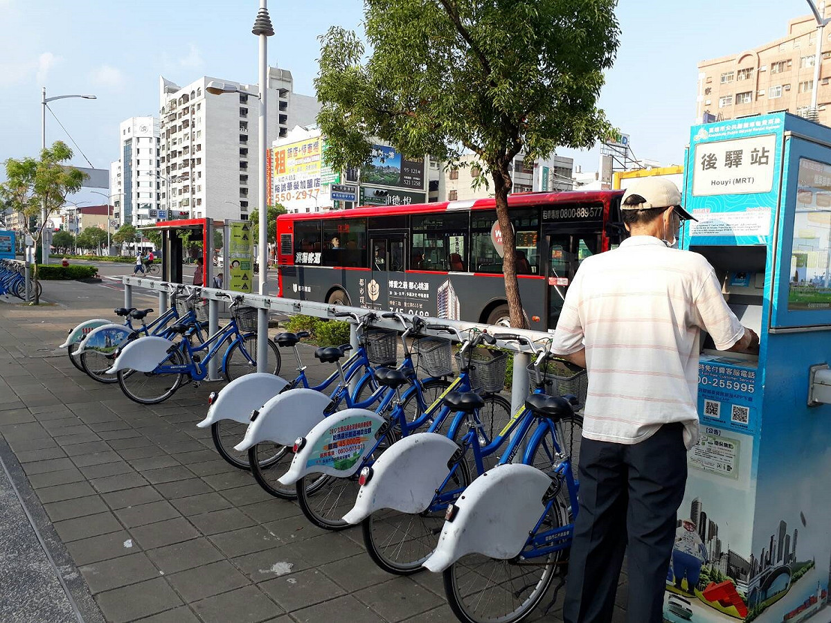後驛站民眾租借腳踏車。 圖：高雄市環保局/提供