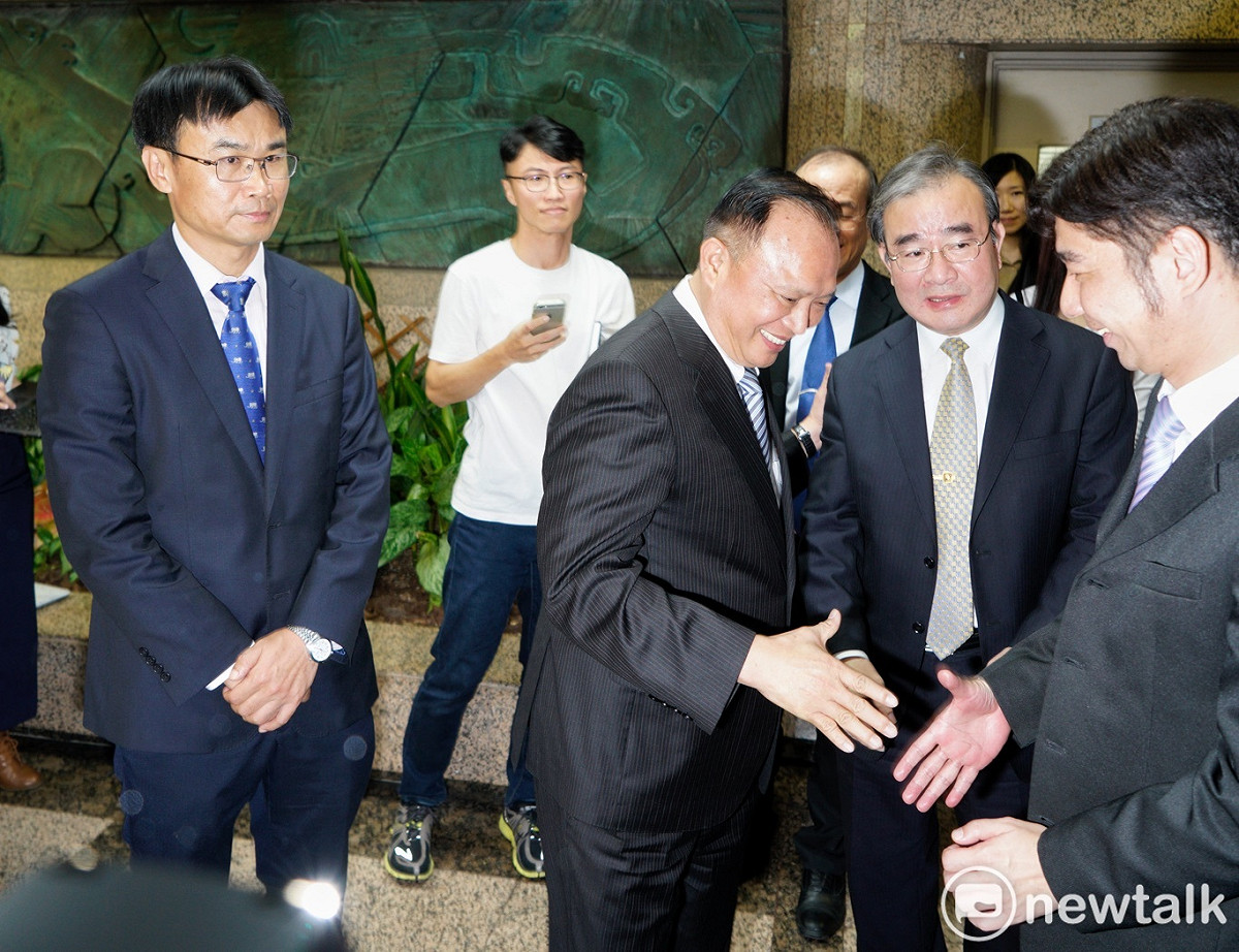 農委會主委林聰賢（右3）為敗選請辭，代理農委會主委的陳吉仲（左）表示，他辭意甚堅，將與林聰賢同進退。 圖：張良一/攝