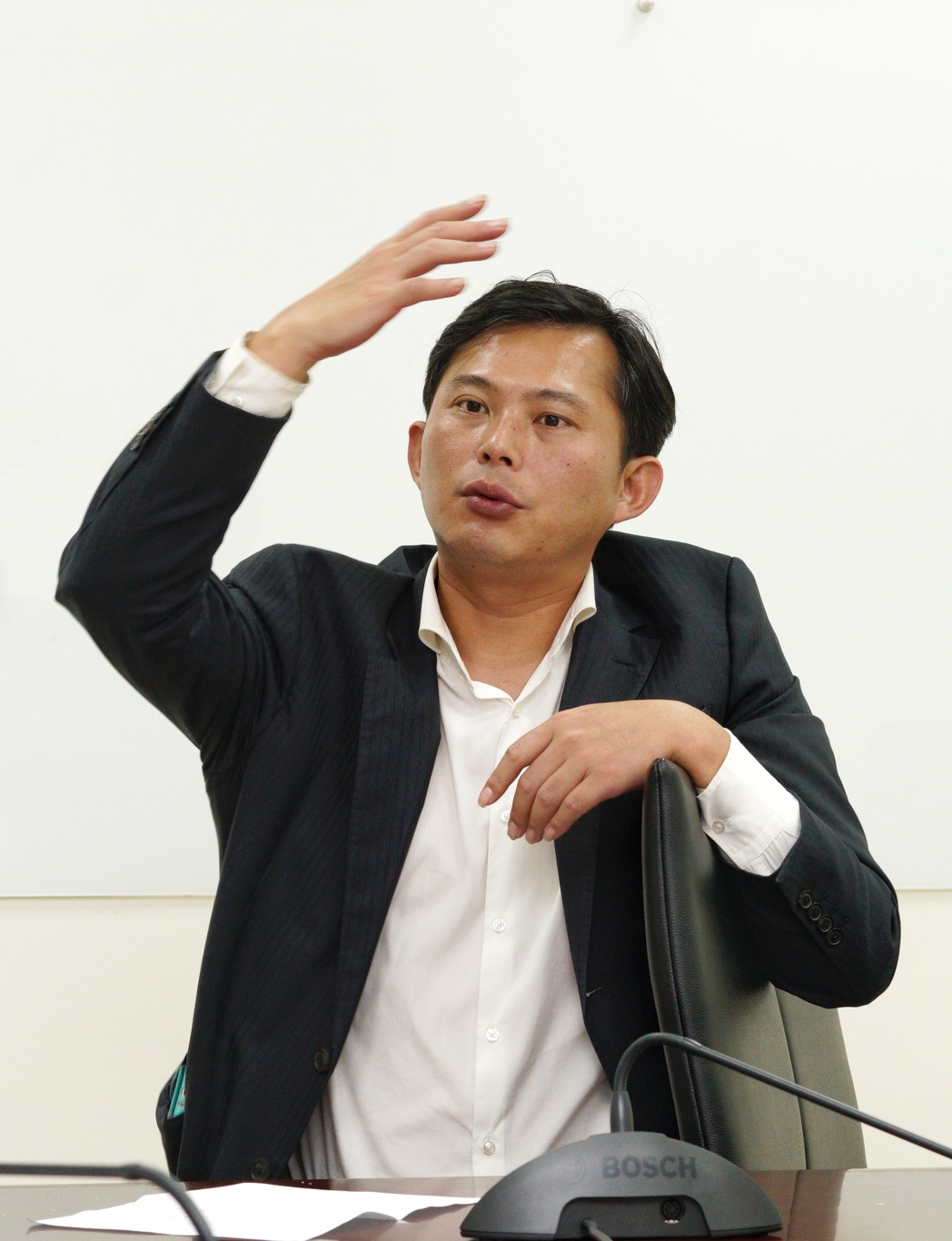 時代力量主席黃國昌：在發展綠能上，有不少人認為，太陽能、風力發電所提供的電量不夠安穩，但再生能源的特性，不是台灣獨有，其他國家也面臨相同問題，但他們還是很勇敢、大步往前走。 圖：張良一/攝