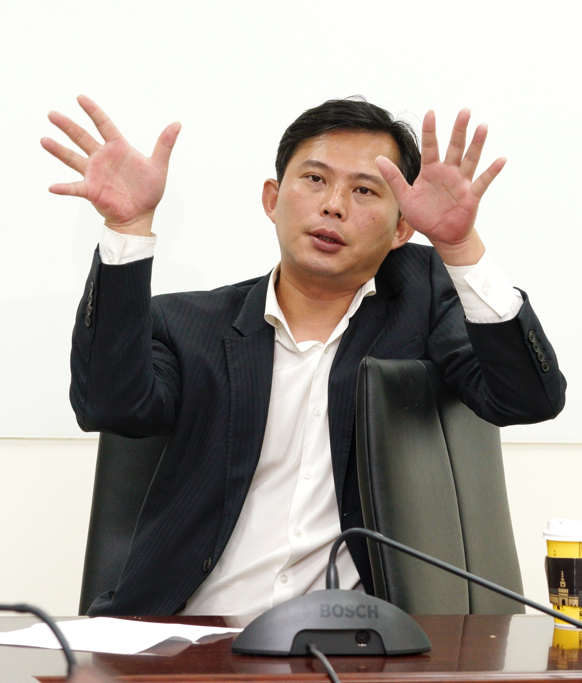 時代力量立委黃國昌接受新頭殼專訪，他說，廢除電業法第95條第1項不代表台灣不能往非核家園邁進，只是把2025年的時程取消而已，但核一、核二廠不可能申請延役，可能申請的核三廠也不一定通過，核四有安全上的疑慮，也不可能復活。。 圖：張良一/攝