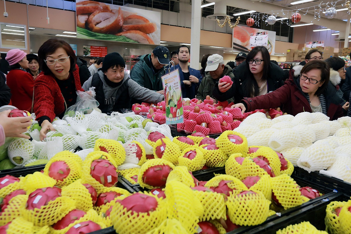 屏東農產品在加拿大Richmond的Price Smart Food(佳廉超市)推廣，現場買氣爆棚。 圖：屏東縣政府/提供(資料照片)