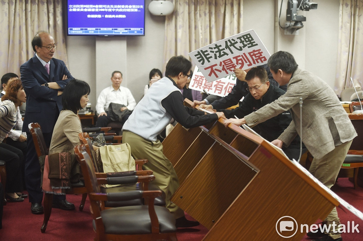 立法院司法法制委員會10日上午原訂審查促轉會，國民黨以楊翠非法代理主席為由，罷審促轉會預算，會議開始前甚至翻掉楊翠的桌子。 圖：張良一/攝