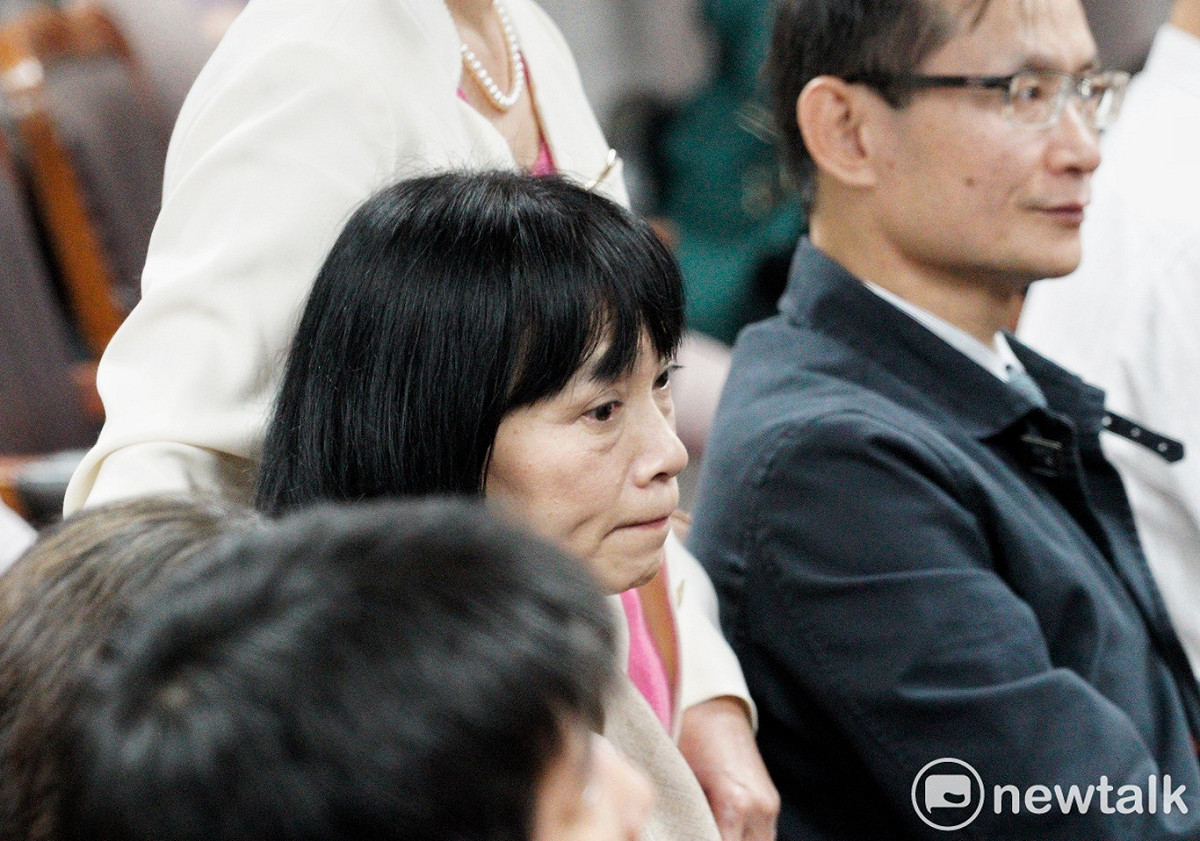 立法院司法法制委員會10日上午原訂審查促轉會預算，但國民黨立委以楊翠（圖左）非法代理主席為由罷審，會議開始前甚至要將楊翠的桌子翻桌。 圖：張良一/攝