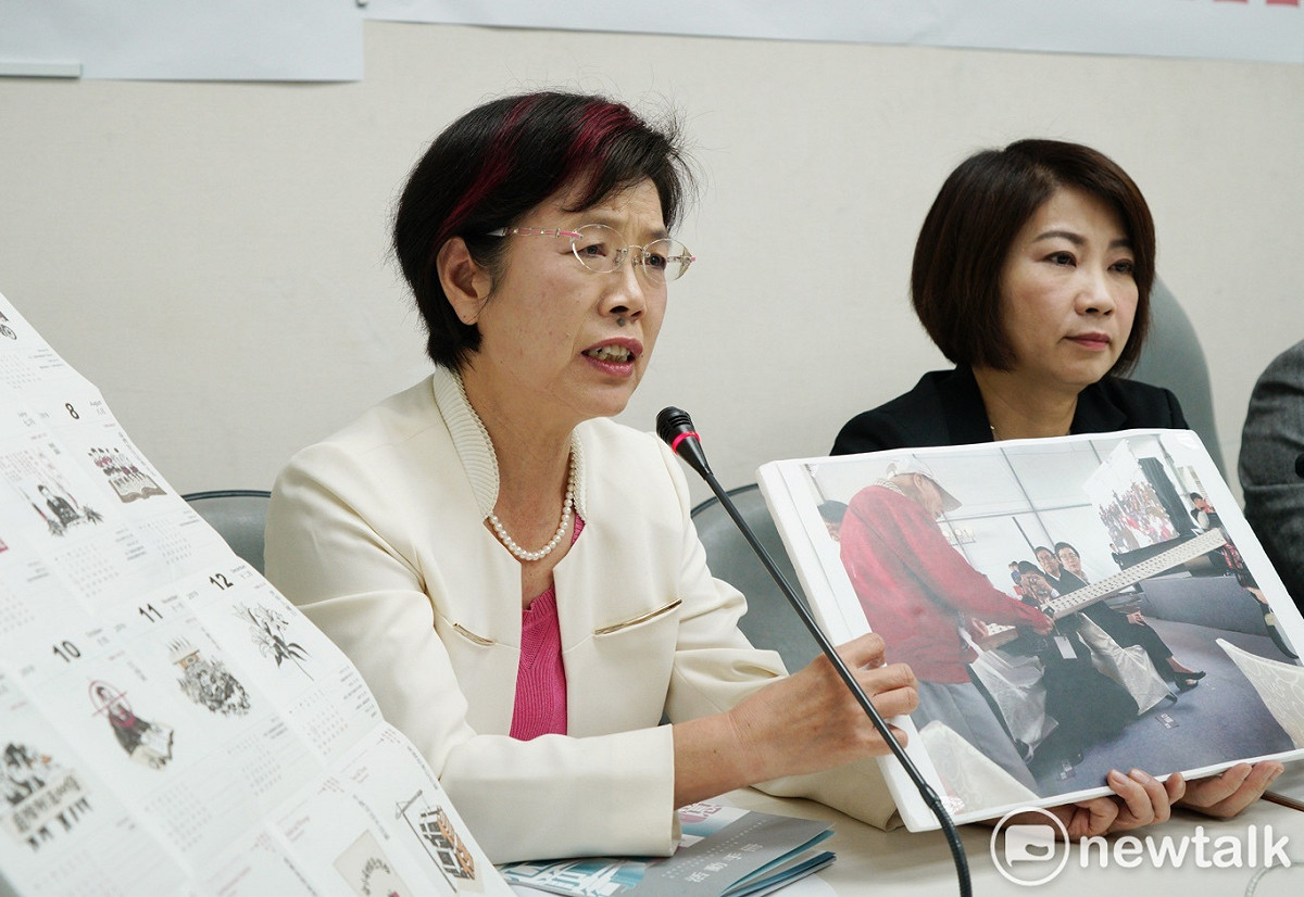 民進黨立委尤美女拿出一張照片哽咽地表示，希望國民黨不要再把東廠掛在嘴邊，這種負面教育只會破壞社會和解與和諧。 圖：張良一/攝