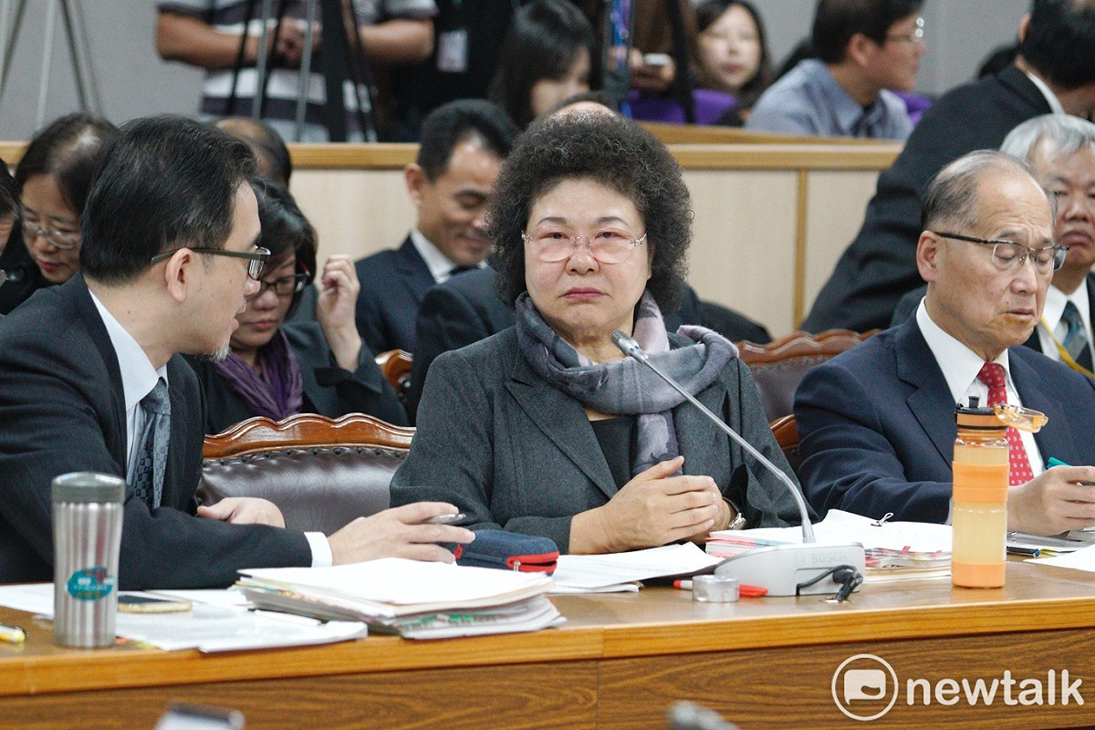 總統府秘書長陳菊（中）針對國民黨翻出自己在高雄市長任職時提出支持自經區的畫面，認為「對國家發展無任何助益」。 圖：張良一/攝（資料畫面）