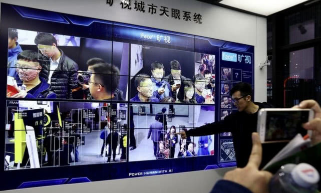 外媒認為，中共透過監控系統監視人民的一舉一動，嚴重侵害人權，背後提供設備與技術的多間美國知名科技大廠也脫離不了責任。圖為中國的天眼監視系統。 圖 : 翻攝自鋒芒科技