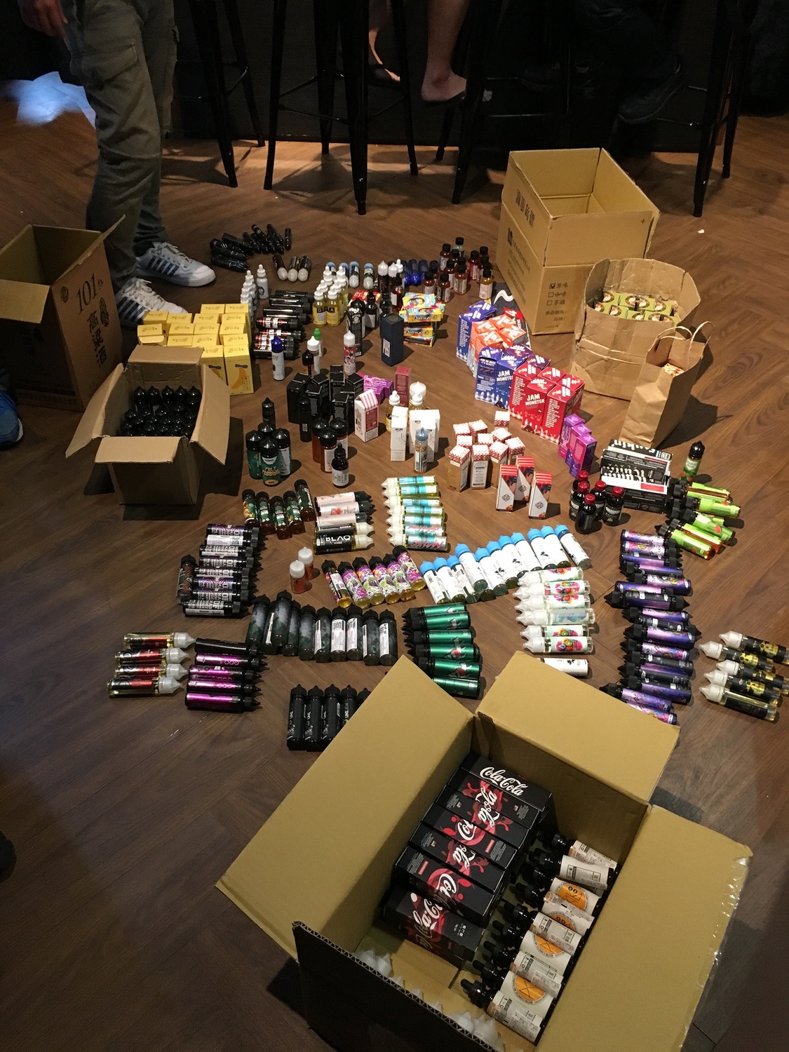 電子煙的戒菸效能尚未完全獲得證實，而電子煙中所使用的加熱菸液或彈(俗稱電子煙油)，若混有尼古丁，恐涉違反藥事法中的偽禁藥規定。 圖：台中市食品藥物安全處/提供