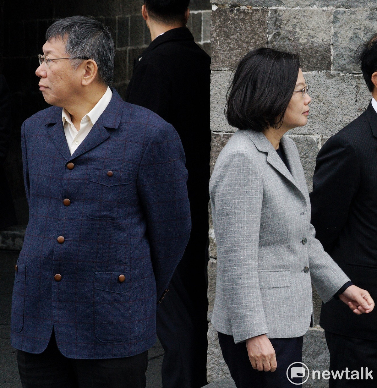 總統蔡英文與台北市長柯文哲舉行的「蔡柯會」下午2點在北門登場，兩人背對背，眼神無直接交流。 圖：張良一／攝
