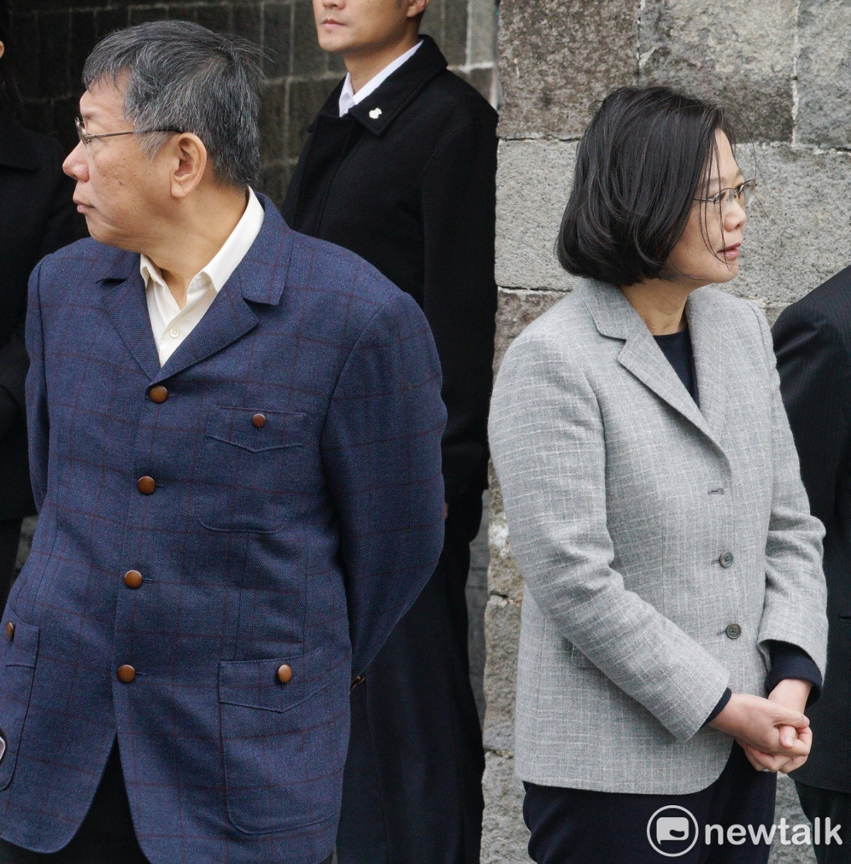 總統蔡英文與台北市長柯文哲舉行的「蔡柯會」下午2點在北門登場，兩人背對背，眼神無直接交流。 圖：張良一/攝(資料照片)