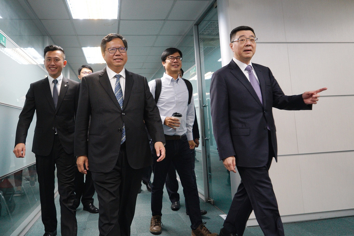行政院秘書長卓榮泰在桃園市長鄭文燦、新竹市長林智堅、台南市長黃偉哲、嘉義縣長當選人翁章樑和前立委陳其邁等人的陪同下登記參選民進黨主席。 圖：張良一/攝