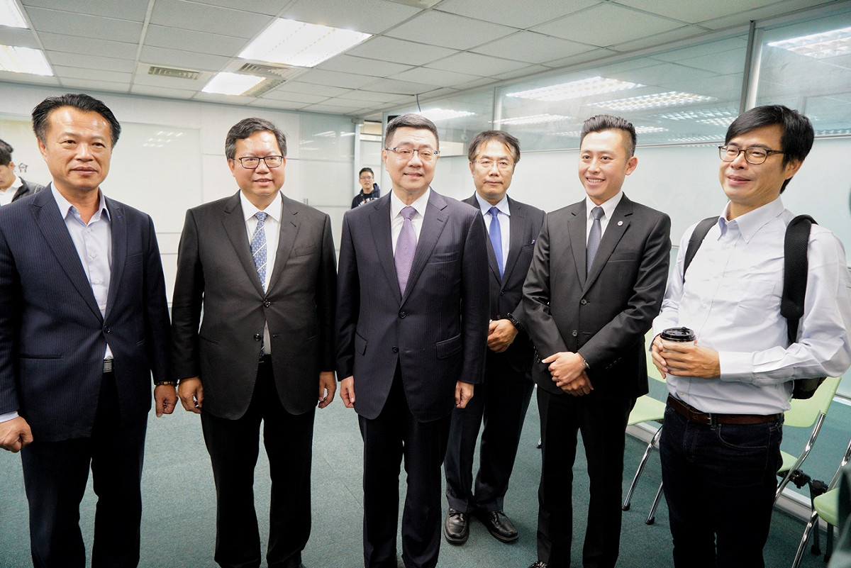 行政院秘書長卓榮泰在桃園市長鄭文燦、新竹市長林智堅、台南市長黃偉哲、嘉義縣長當選人翁章樑和前立委陳其邁等人的陪同下登記參選民進黨主席。 圖：張良一/攝
