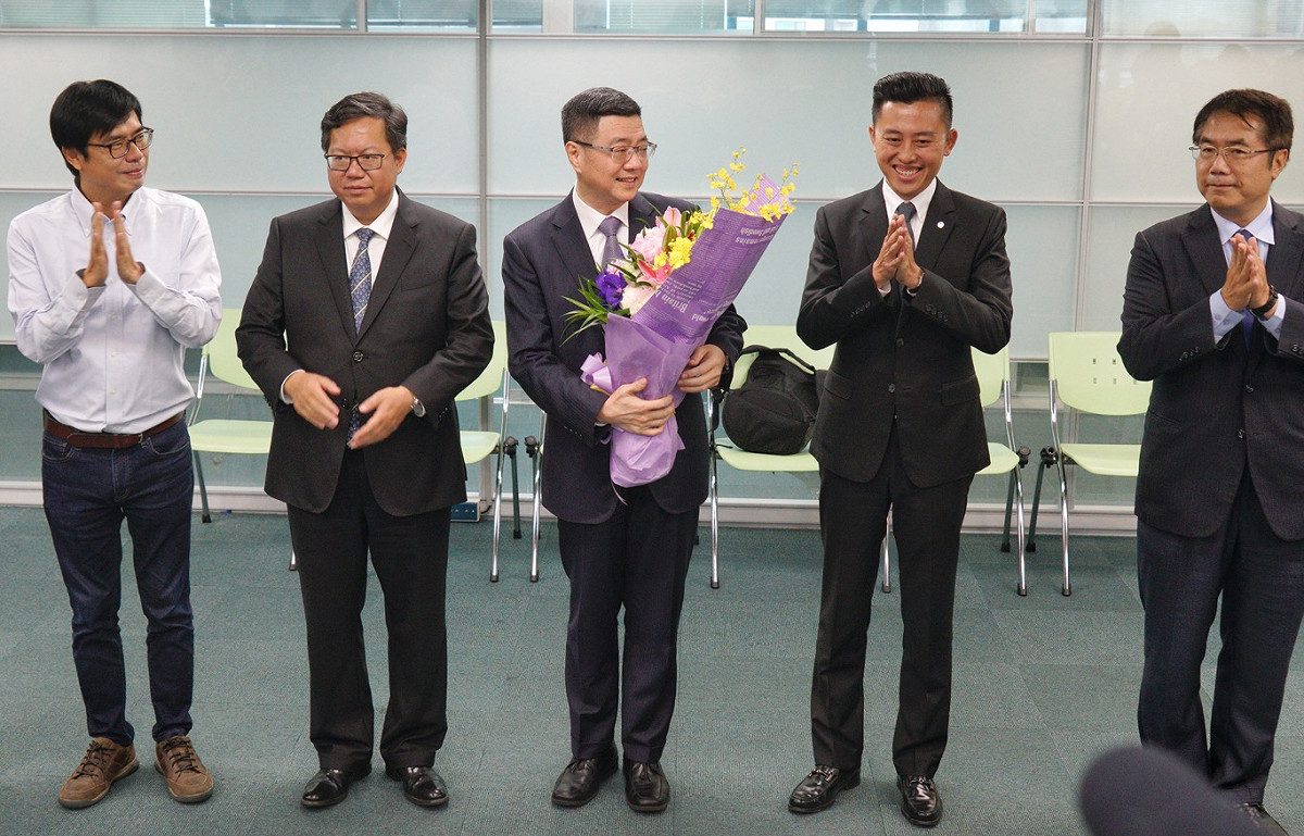 行政院秘書長卓榮泰在桃園市長鄭文燦、新竹市長林智堅、台南市長黃偉哲、嘉義縣長當選人翁章樑和前立委陳其邁等人的陪同下登記參選民進黨主席。 圖：張良一/攝