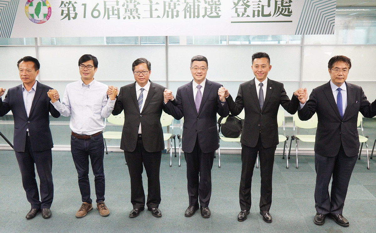 行政院秘書長卓榮泰在桃園市長鄭文燦、新竹市長林智堅、台南市長黃偉哲、嘉義縣長當選人翁章樑和前立委陳其邁等人的陪同下登記參選民進黨主席。 圖：張良一/攝